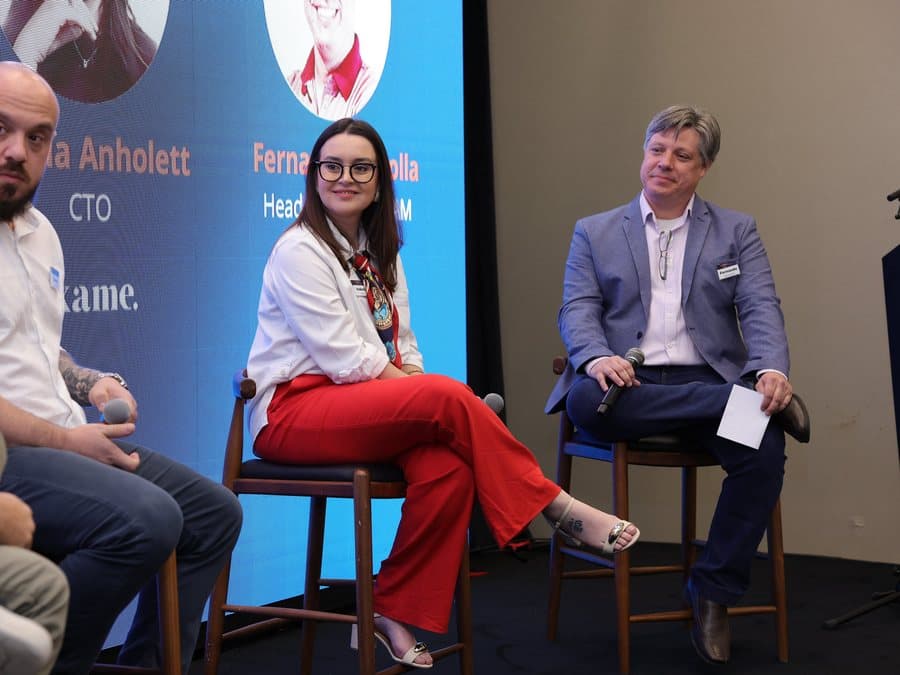Izabela Anholett participando de um painel