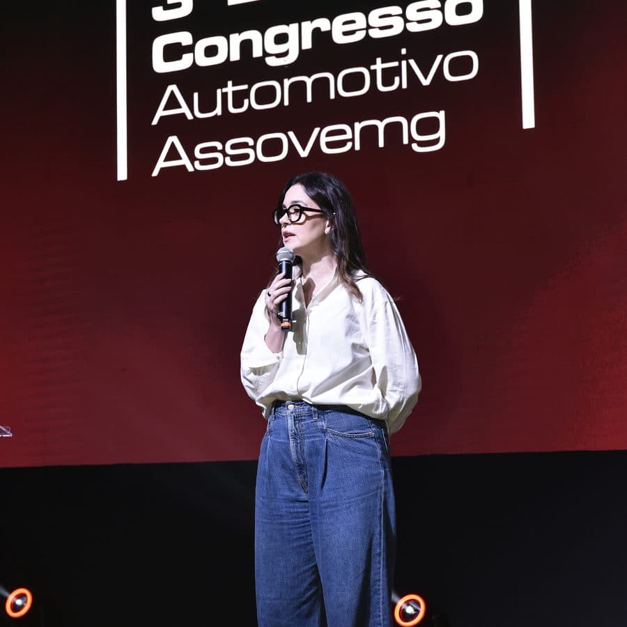 Izabela Anholett em uma palestra corporativa