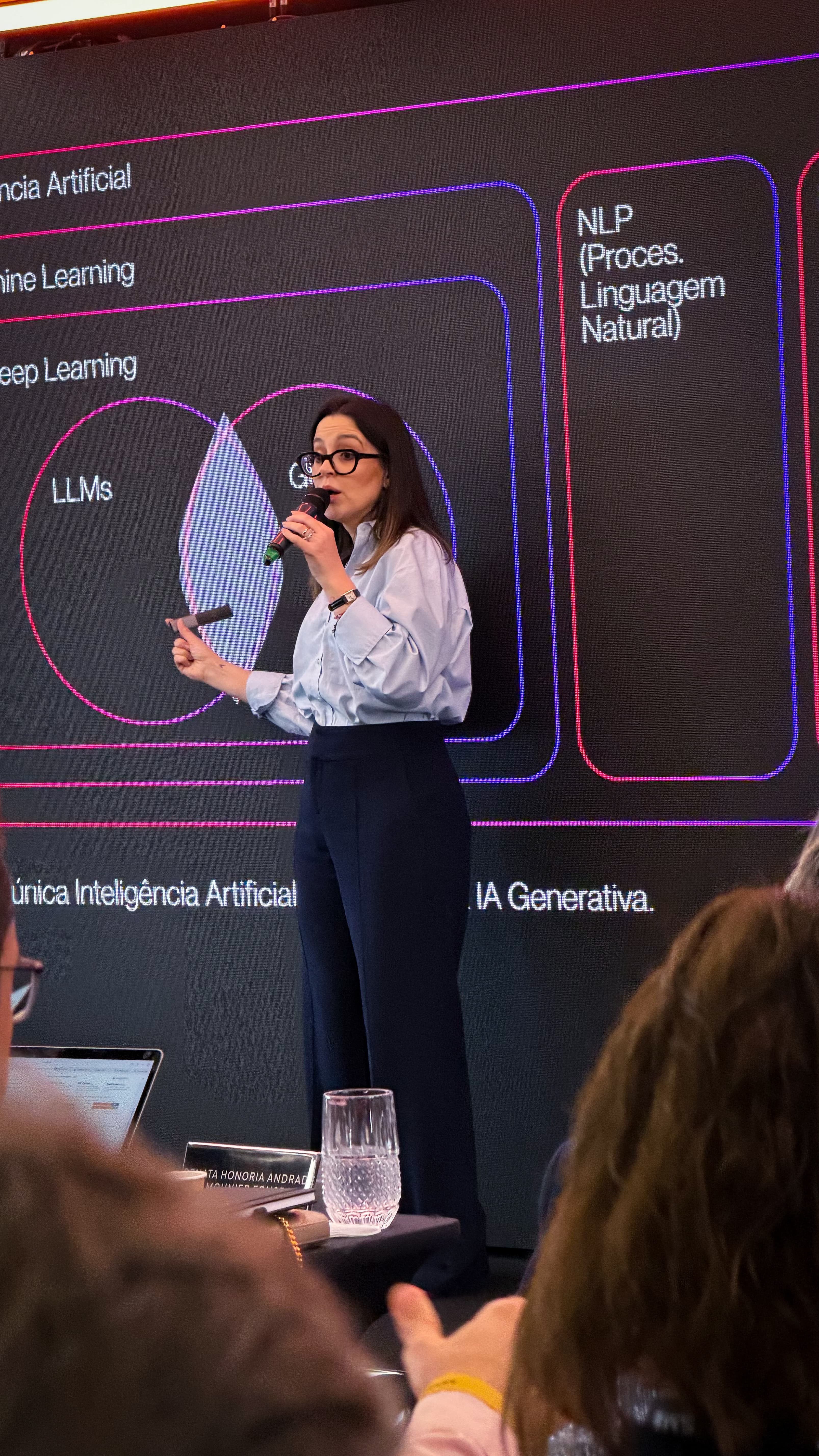 Izabela Anholett apresentando conceitos de Inteligência Artificial em uma formação executiva